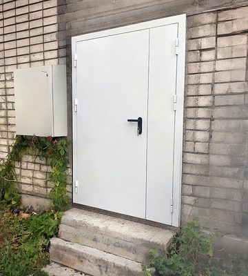 Уличная белая дверь Уличная белая дверь