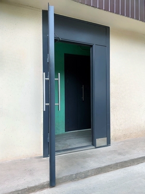 Дверь на входе в здание Дверь на входе в здание