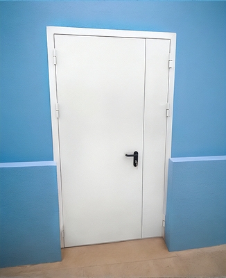 Полуторная белая дверь