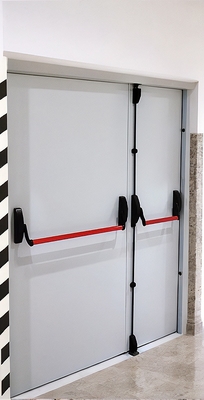 Дверь с двумя ручками push-bar