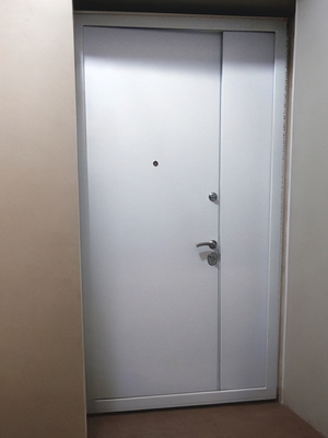 Полуторная белая дверь Полуторная белая дверь