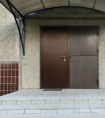 Однопольная коричневая дверь Однопольная коричневая дверь