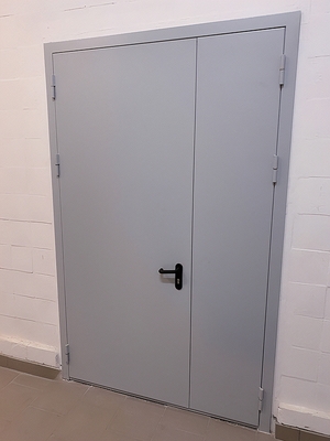 Полуторная дверь в обувном магазине