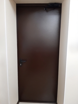 Коричневая дверь