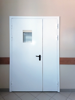 Белая дверь с окном Белая дверь с окном