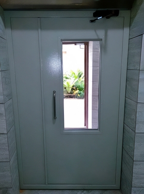 Дверь с остеклением в МКД