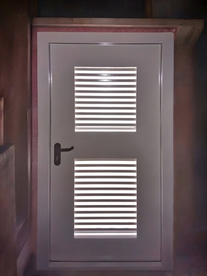 Дверь с вентиляцией, вид изнутри Дверь с вентиляцией, вид изнутри