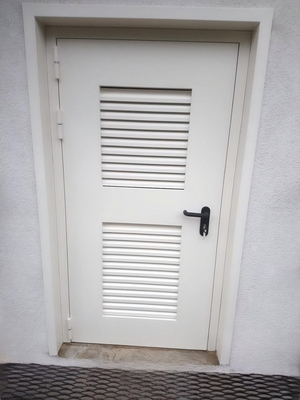 Дверь с вентиляцией, вид спереди Дверь с вентиляцией, вид спереди