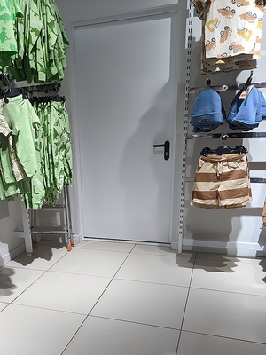 Дверь в служебное помещение