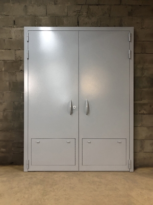 Двупольная техническая дверь с ручками-скобами