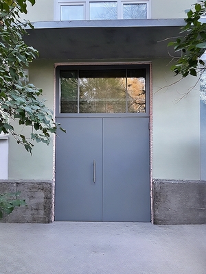 Двустворчатая дверь с остекленной фрамугой