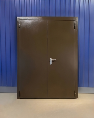 Двупольная дверь коричневого цвета