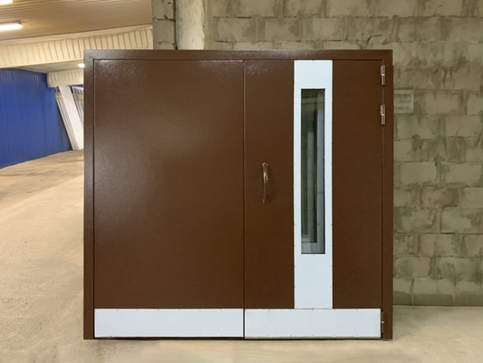 Изготовленная дверь коричневого цвета