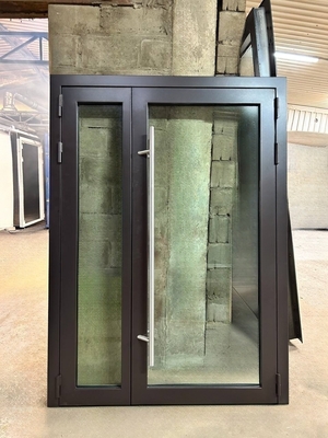 Остекленная дверь, внешняя сторона Остекленная дверь, внешняя сторона