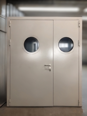 Полуторная дверь с круглыми окнами