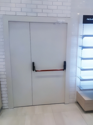 Полуторная дверь с ручкой push-bar Полуторная дверь с ручкой push-bar