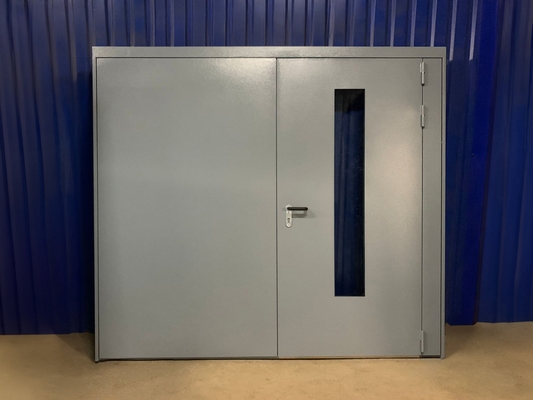 Серая подъездная дверь с остеклением Серая подъездная дверь с остеклением