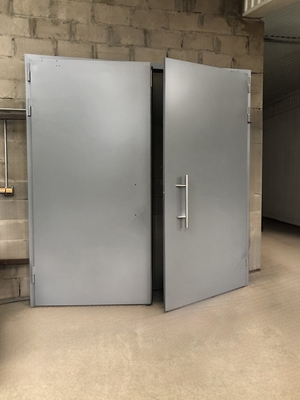 Технические стальные ворота с ручками скобами Технические стальные ворота с ручками скобами