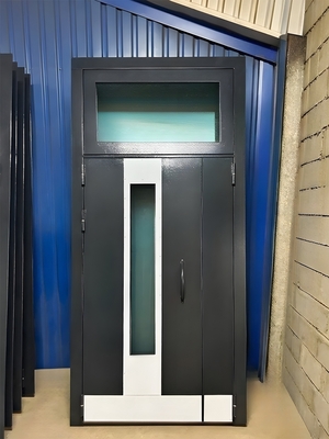 Темно-серая дверь с фрамугой Темно-серая дверь с фрамугой